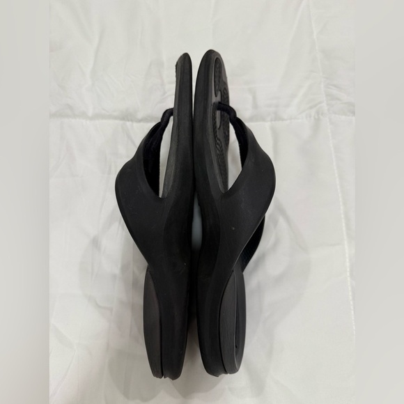 **CROCS Men's M8 / Women's W10 Black Flip Flops – Comfortable & Lightweight** - Picture 5 of 6